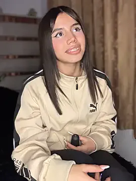 Laura-Khalifa Image 16
